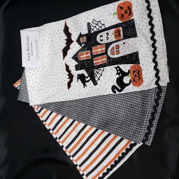 Isaac Mizrahi NWT Set of 3 Halloween Themed Kitchen Towels - Picture 1 of 9